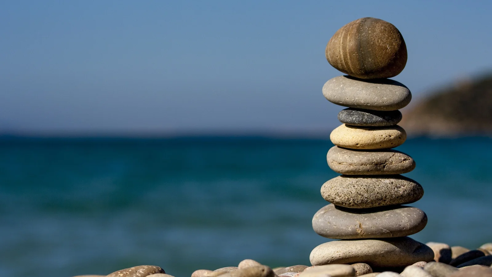 Dark minimalist cover: balanced stacked stones motif symbolizing 中和 (middle harmony), soft gold and charcoal tones, ample negative space